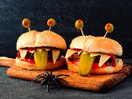 Рецепта Забавни детски бургери за Хелоуин (Halloween)